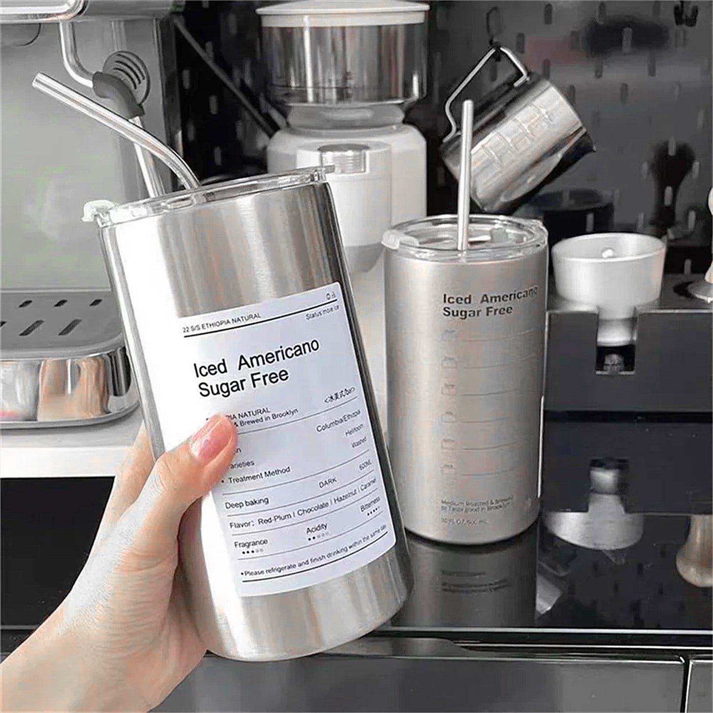 Gourde en inox avec paille intégrée et couvercle hermétique, parfaite pour les boissons froides comme l’iced americano. Design moderne et réutilisable, idéale pour un usage quotidien à la maison ou au bureau.
