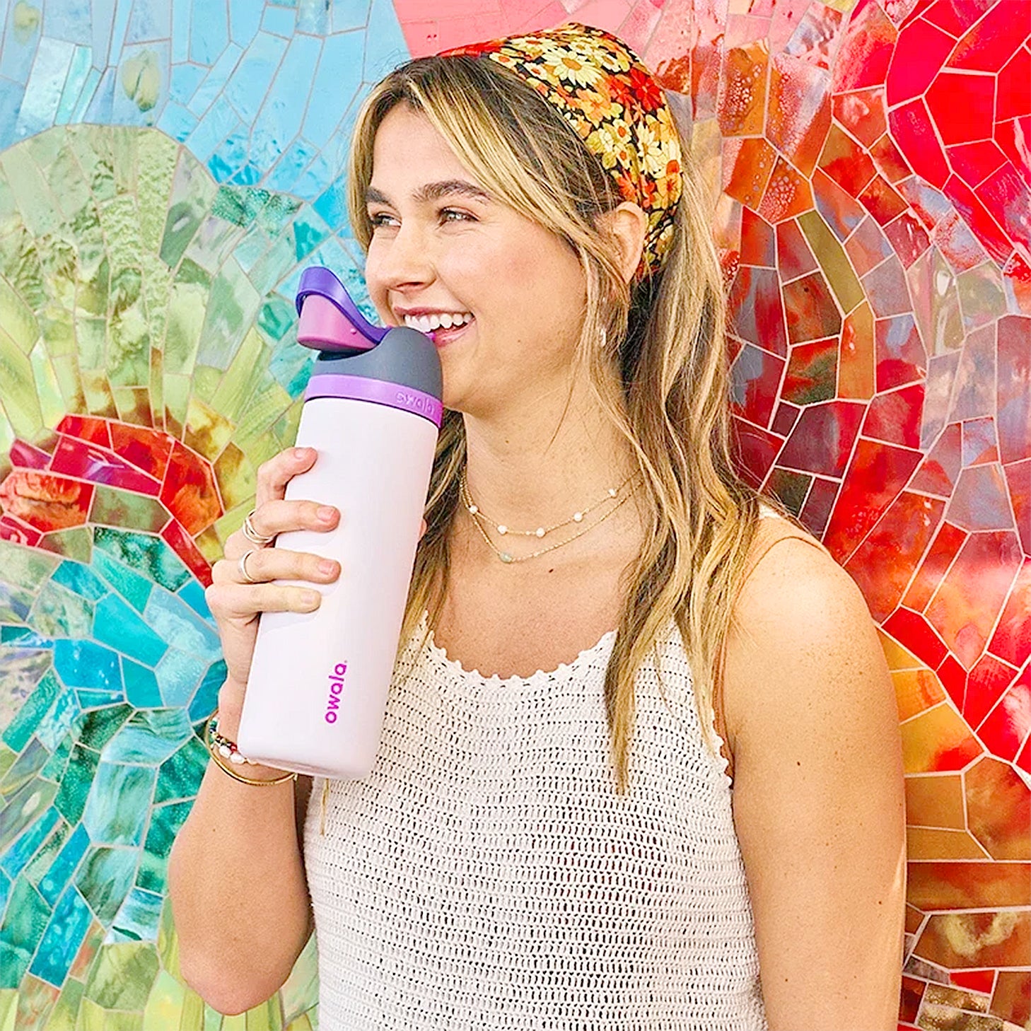 femme avec gourde en acier inoxydable