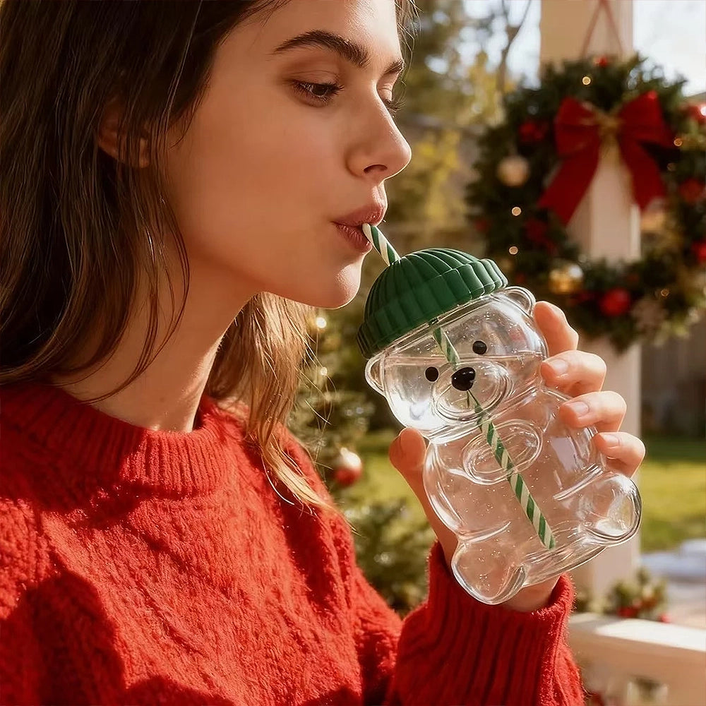 femme qui boit dans une gourde ourson mignon 500ml