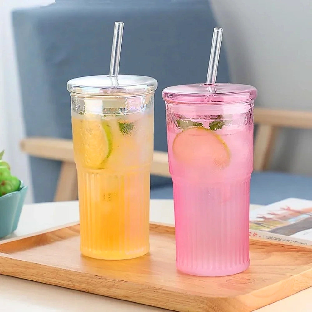 gourde en forme de verre en verre avec paille